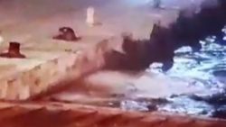 Çeşme'de Forklift teknikerin üzerine düştü