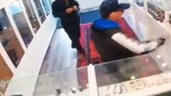 Toronto'da kuyumcu çalışanları soyguncuyu yakaladı