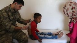Afrinlilerin yaralarını Mehmetçik sardı
