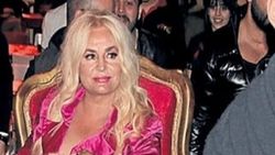 Afrodit Banu Alkan'ı tahtırevanla taşıdılar