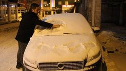 Ağrı'da kar yağışı hayatı felç etti