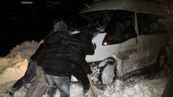 Ağrı'da karda mahsur kalan 32 öğrenci kurtarıldı