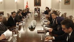 Davutoğlu aydınlar ve STK temsilcileriyle görüştü