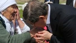 Davutoğlu Kazak kadının duasını aldı