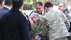 Orgeneral Akar'a zeytin dalıyla karşılama