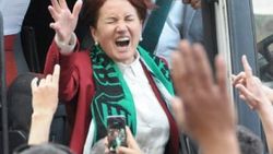 Meral Akşener Kocaelispor taraftarlarına üçlü çektirdi