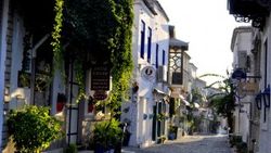 Alaçatı'da 100'e yakın otel satışa çıktı