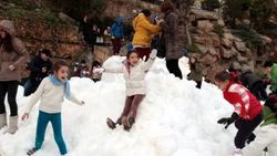 Alanya'da çocuklar için kamyonlar kar taşındı