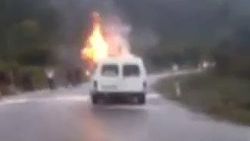 Seyir halinde alev alan minibüsten son anda çıktılar - İzle