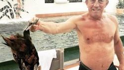 Ali Ağaoğlu sevgilisinin üzerine ölmüş tavuk attı