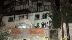 Alkol alıp disko lambasının altında kendini astı
