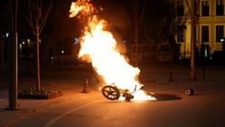 Alkollü yakalanan sürücü motosikletini ateşe verdi
