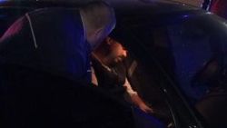 Kaza yapan alkollü sürücü ve arkadaşı, polisi zora soktu