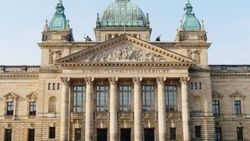 Almanya'da Hitler selamı veren polis görevden alındı