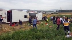 Amasya'da yolcu otobüsü devrildi: 40 yaralı