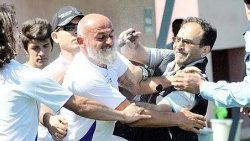 Sivil polisten yaşlı taraftara biber gazı