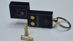Polisler aramada anahtarlık şeklinde tabanca buldu