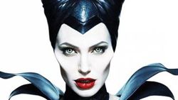 Angelina Jolie cadı oldu İZLE