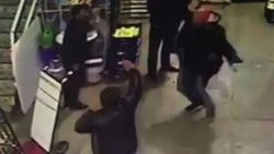 Gözü önündeki kavgaya aldırmadan aynada saçını düzeltti