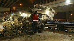 Kazada paramparça olan otomobilden sağ çıktılar