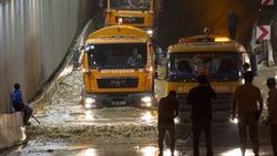 Ankara'da sağanak yağış hayatı felç etti - İZLE