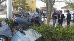 Ankara'da kaza yapan araç ikiye bölündü