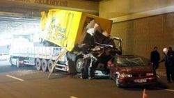 Ankara'da TIR’ın taşıdığı kamyon köprüye takıldı