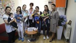 Anne adayları Gebe Okulu'nda emzirmeyi öğreniyor