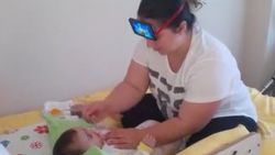 Türk annesinden ilginç bebek doyurma yöntemi