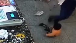Çinli anne hamburgerini düşüren çocuğunu tekmeledi