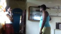 Tobago'da bir anne 12 yaşındaki kızını kayışla dövdü İZLE