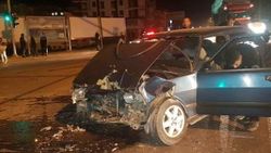 Düğüne giden otomobille cenazeye giden araç çarpıştı
