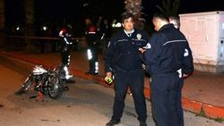 Motosiklet polis aracına çarptı: 1 ölü 2 yaralı