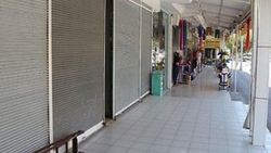 Antalya Kemer'de dükkanlar boşaldı