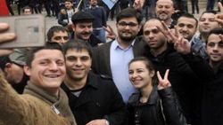 Yürüyüşüne izin vermeyen polislerle selfie çektiler