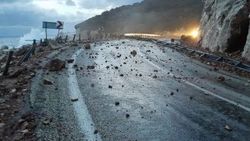 Antalya'da fırtına yolları çökertti