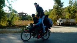 Motosiklette 5 kişiyle tehlikeli yolculuk