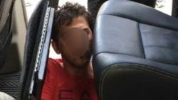 Otomobilin tabanına saklanan kaçak göçmen yakalandı