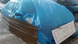 Arabasını soğuğa karşı paketledi