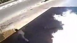 Arabistan'da dalgın sürücü petrol istasyonunu yaktı
