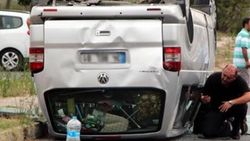Ataşehir'de servis minibüsüyle bir araç çarpıştı
