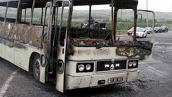Diyarbakır'da servis aracı yakıldı