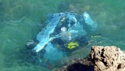 Arabasını 30 metre yükseklikten denize süren sürücü öldü