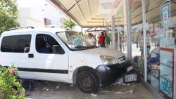 Aynı eczanenin içine her yıl araç giriyor