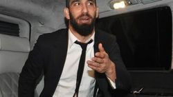 Arda Turan kıyafetlerini Bayrampaşa'ya dağıttı