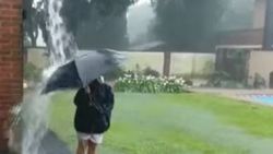 Oğlunun yanına düşen yıldırımı görüntüledi