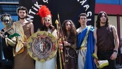 Arkeoloji öğrencilerinden antik çağ defilesi