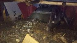 Artvin'de heyelan: Araçlar toprağa gömüldü