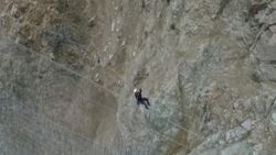 Artvin barajında metrelerce yükseklikte çalışan dağcılar