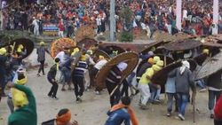 Hindistan'da taş atma festivali: 150 kişi yaralandı